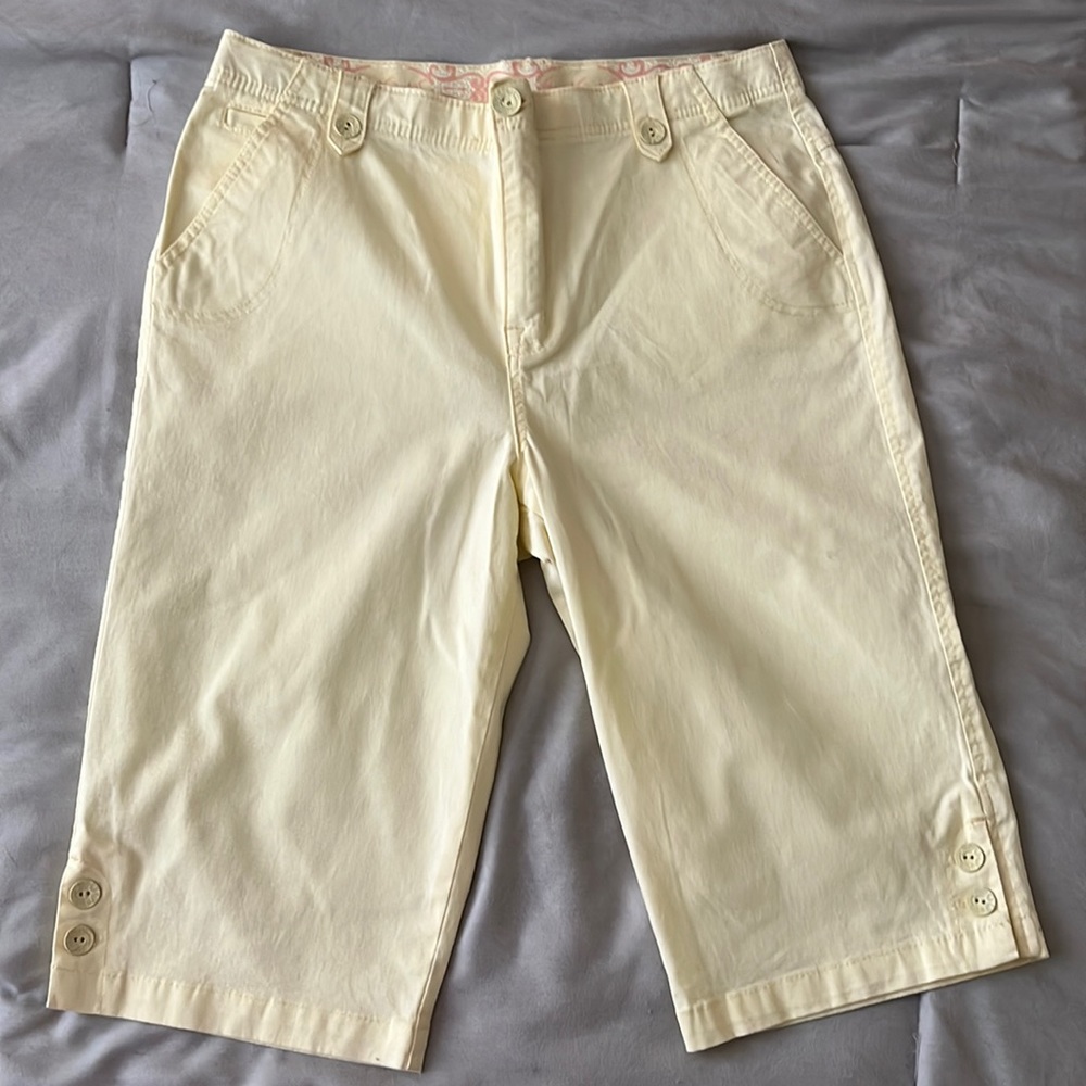 Light yellow capri with button detailing